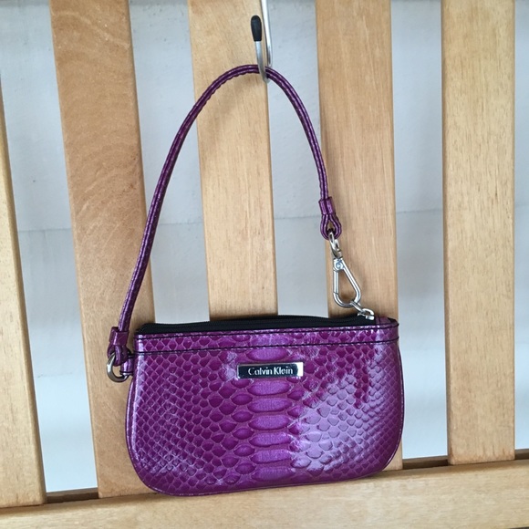 Calvin Klein purple fuchsia snake skin wristlet - Picture 2 of 8